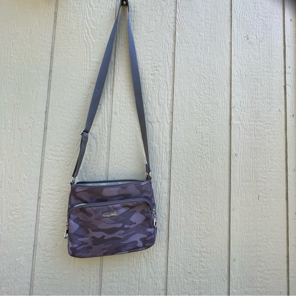 Baggallini Crossbody Bag Womens Gray Camo zip adjustable strap Purse Travel casu